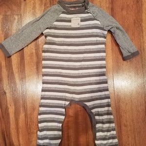 Burt's Bees grey and white outfit size 3/6 months in great condition